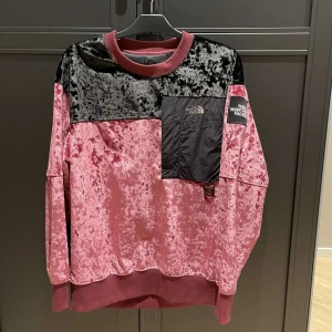 North face velvet - Säljer en tröja från North Face Black Series Velvet Collection som inte längre finns att köpa! Limited edition och köptes för ca 3500kr. Säljer nu för 2000kr, kan gå ner vid snabb affär. Använd 2 gånger! Finns scan kod för äkthetsbevis.