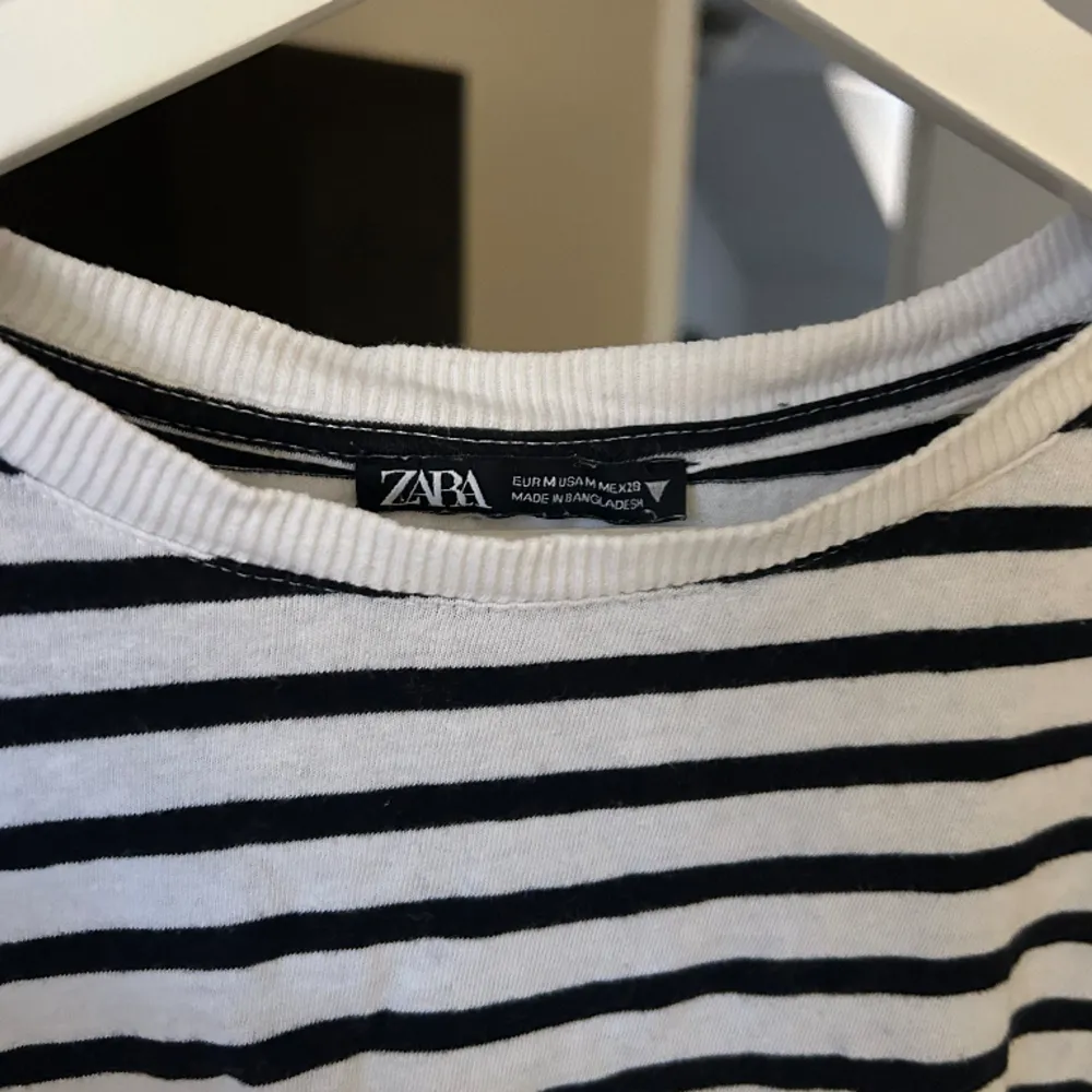 Randig t-shirt från Zara, använd fåtal gånger!💘. T-shirts.