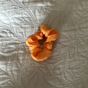 Orange scrunchie minns inte var den är ifrån