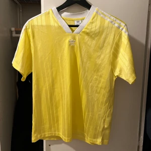 T-shirt adidas - Säljer en T-shirt från adidas. Gul med ett litet adidas tryck på framsidan. Säljer pågrund av att det inte används längre. I ett bra skick!! Storleken är som en Medium Köparen står för frakten💕💕