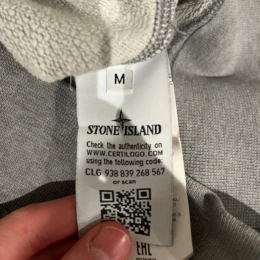 Hej, säljer min Stone island hoodie för att den knappt kommer till användning längre, ganska ny. 9/10 i skick om ni har några frågor så är det bara att fråga. Pris går att diskutera.. Hoodies.