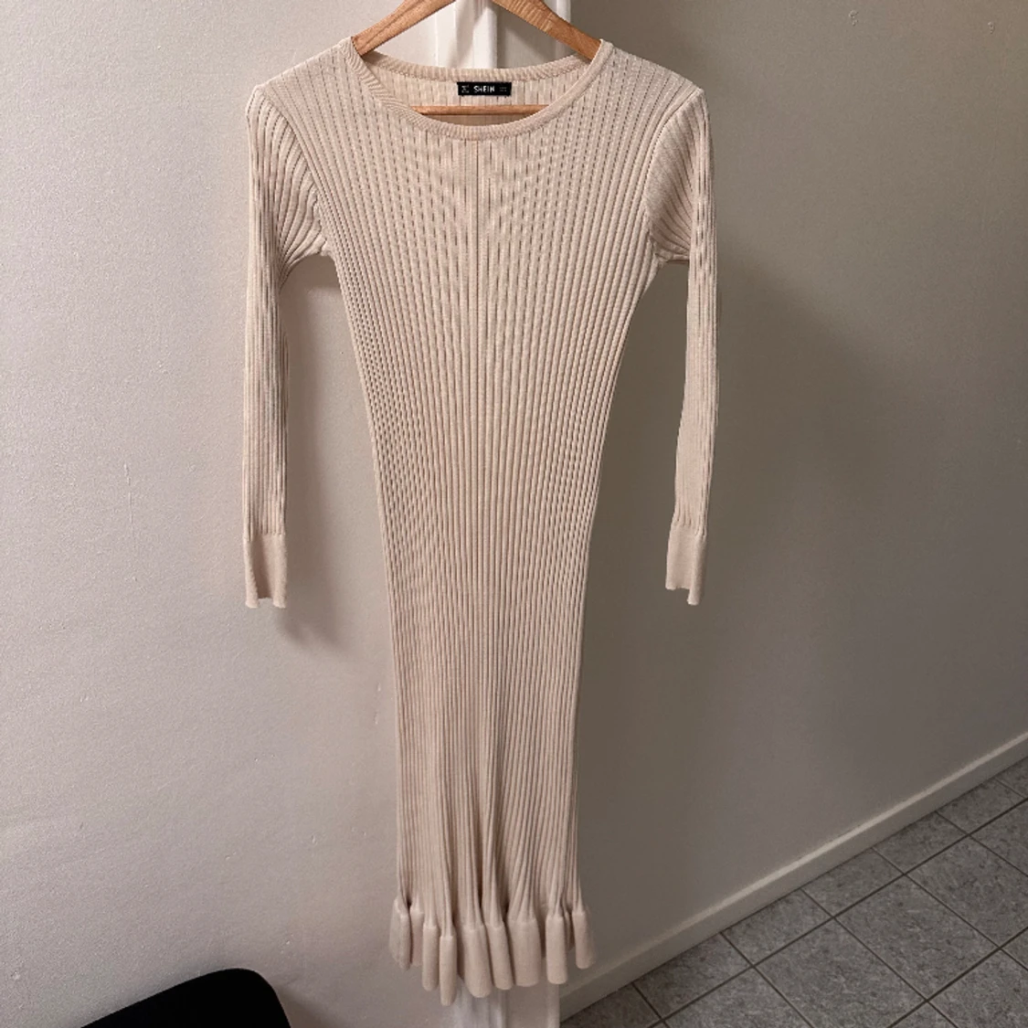 Beige stickad klänning