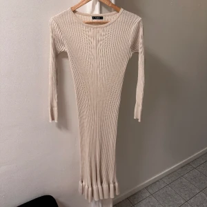 Beige stickad klänning  - Från Shein. Nypris. 180kr. Hör av er ifall ni vill ha foton på hur den sitter! 