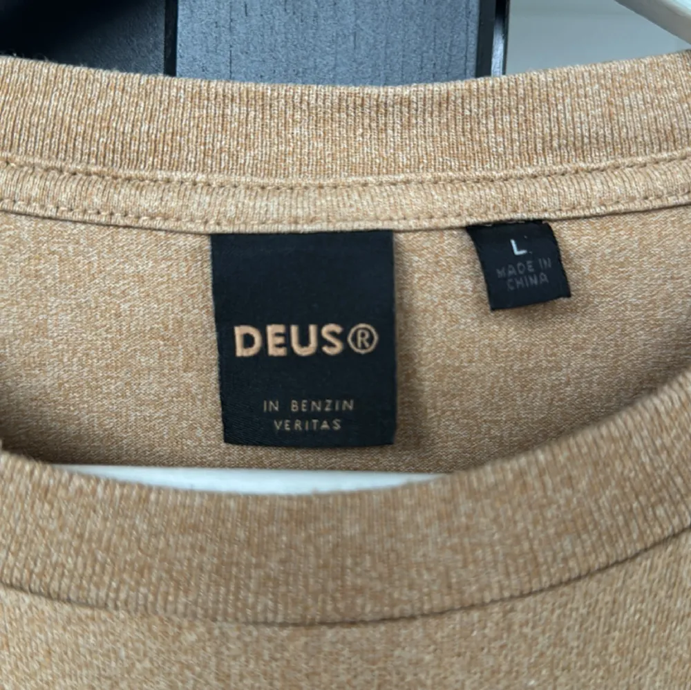Limited edition, köpt Deus officiella butik på Bali.  Storlek Large 100% bomull  Nypris 899kr Mitt pris 499kr Ny utan  prislapp . T-shirts.