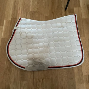 Vitt schabrak storlek full - Vitt schabrak storlek full. Användt mycket. I fint skick förutom att det behövs en tvätt. 