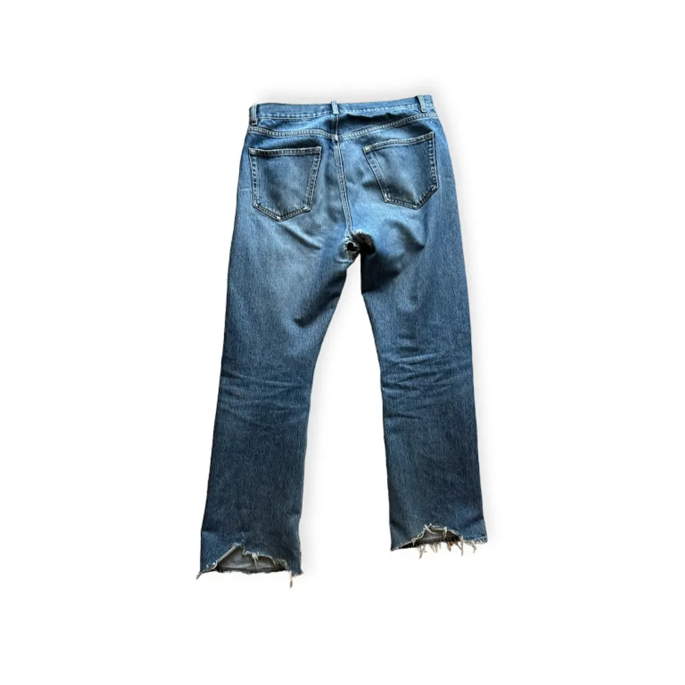 Blåa Hope Rush som är riktigt snyggt organiskt slitna Finns lagningar i fickorna och i skrevet, byxorna har använts flitigt och lagats därefter. Slitet i skrevet Storlek 31. Jeans & Byxor.