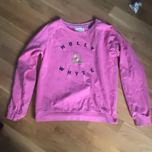 Jag säljer en rosa tröja som har använts några gånger men är i skick fortfarande. Jag säljer den eftersom jag aldrig använder den. Om du har några frågor eller vill köpa den så är det bara att kontakta mig :))
