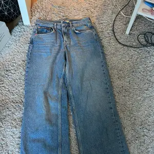 Jättesnygga jeans, är lite slitna på tyget vid gylfen, men annars jättebra skick!!