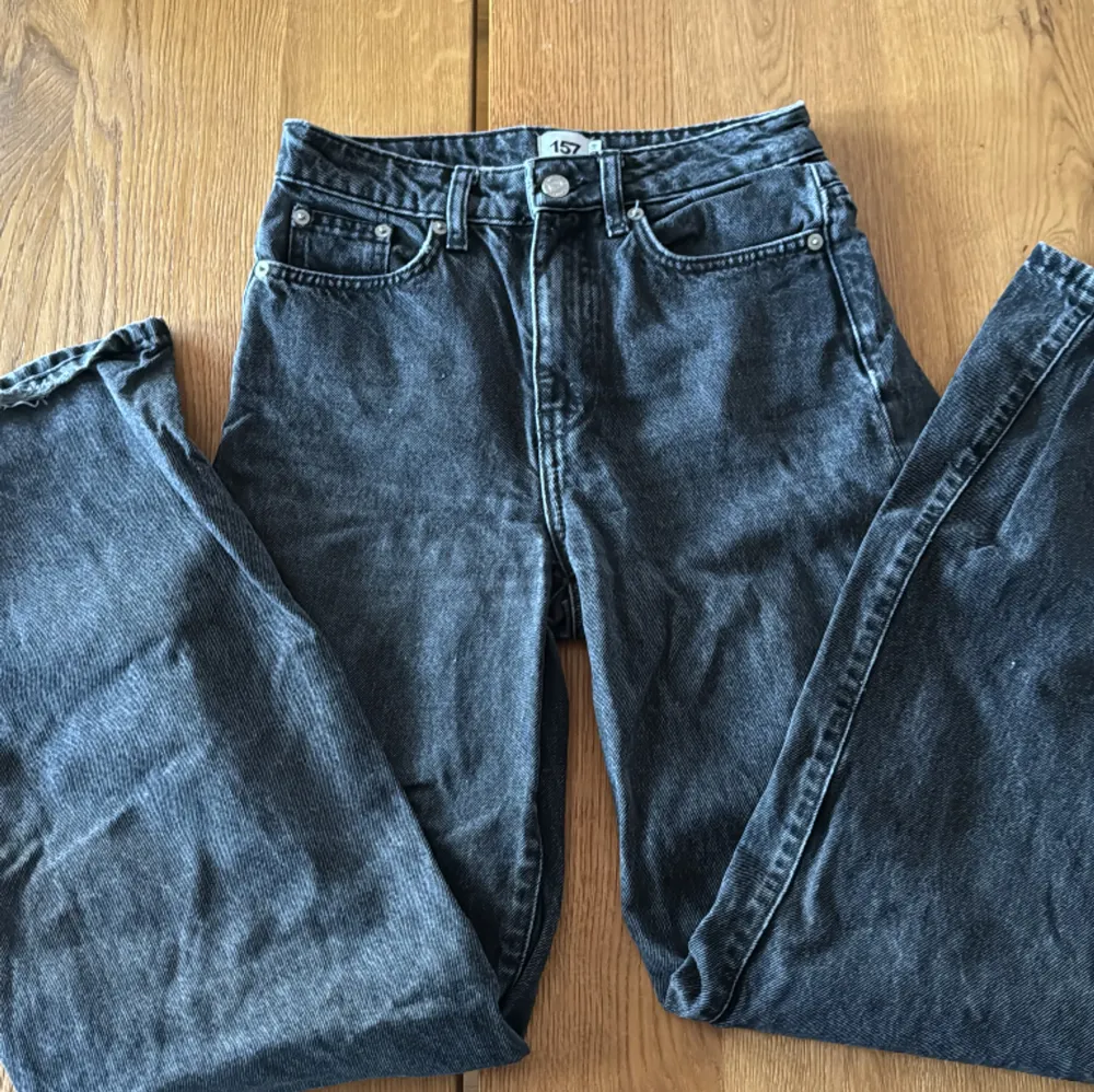Högmidjade jeans från lager 157 som är i bra skick. Jeans & Byxor.