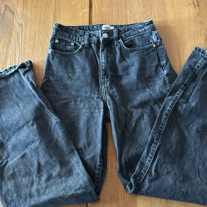 Svarta jeans - Högmidjade jeans från lager 157 som är i bra skick