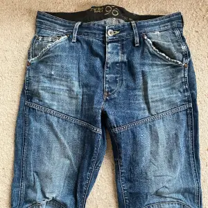 Unika jeans med straight fit och coola detaljer på fickor osv. 