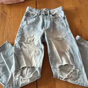 Blåa jeans med hål från lager 157, fint skick