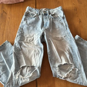 Blåa jenas - Blåa jeans med hål från lager 157, fint skick