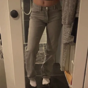 Low straight jeans  - Fina jeans från gina💕jättebra skick utan defekter, nypris 500🫰🫰