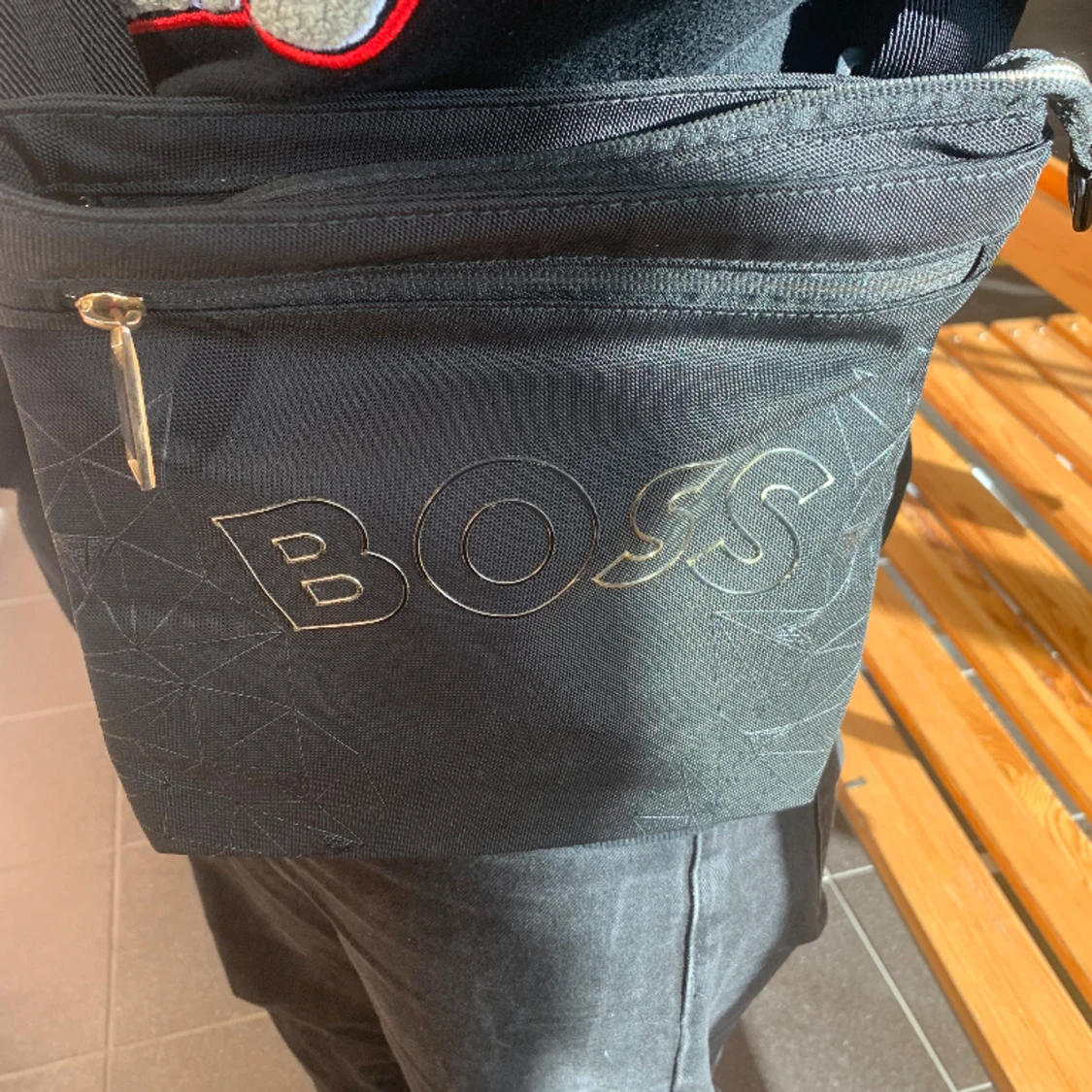 Hugo boss axelväska  - 91
