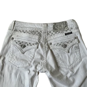 MISS ME JEANS  - Miss me jeans i modellen ”JP5OO2B63 / BOOT” midjemåttet rakt över 37cm. Ytterbenet 105,5cm och innerbenet 85cm. Har fläckar och 2 knappar på ettiketen har lossnat. Kontakta vid intresse!