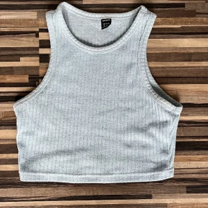 Linne - Ett ljusblått linne i bra skick. Säljs då jag inte använder det längre. Tveka inte på att höra av dig vid frågor eller funderingar❣️