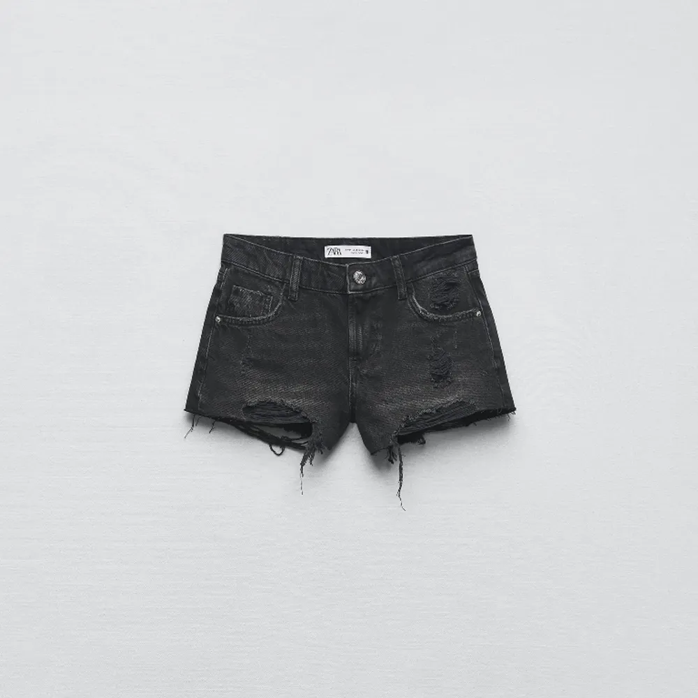 Svarta Zara shorts med slitningar i storlek 32🖤 Har använt flitigt så slitningarna har tyvärr dragits lite💕 Super snygga inför sommarn! Kostar vanligtvis runt 350 kr🥰. Shorts.