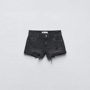 Svarta Zara shorts med slitningar i storlek 32🖤 Har använt flitigt så slitningarna har tyvärr dragits lite💕 Super snygga inför sommarn! Kostar vanligtvis runt 350 kr🥰