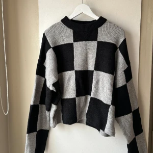 Stickad tröja  - Använd 1-2 gånger. Stickad tröja ifrån GinaTricot storlek 36/S