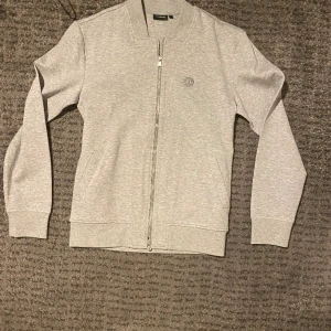 J. Lindeberg, grå - Jag säljer en grå J. Lindeberg som är oanvänd för 289kr. Priset är ej hugget i Sten.