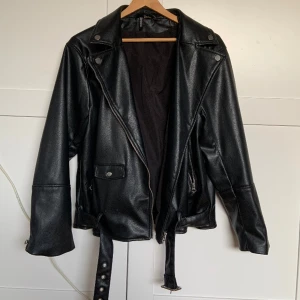 Skinnjacka  - Säljer denna skinnjacka för jag inte använder den längre, den är använd en del förut men inte nu på länge, köpt på H&M och är i bra skick. Den har en liten vit fläck innuti på tyget