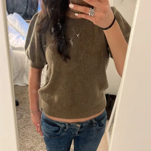 Stickad T-shirt - Supersöt stickad t-shirt från vero Moda med puffiga ärmar i nyskick! Storlek L men skulle säga att den sitter mer som M eller S !💗💗