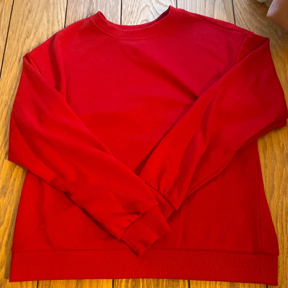 En fin röd sweatshirt från Vero Moda som nästan aldrig är använd❣️. Hoodies.