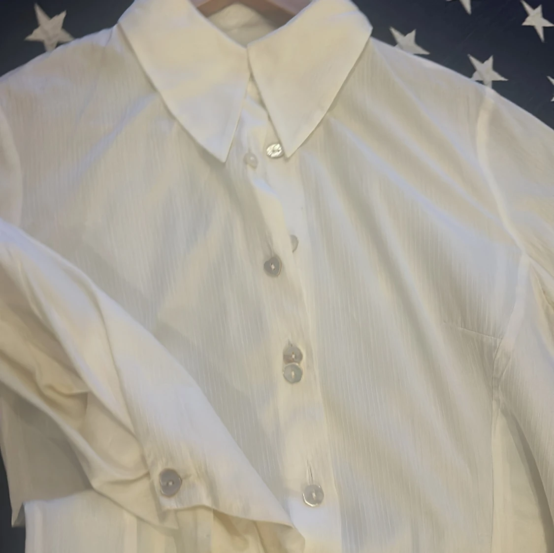 Finaste vita  skjorta men knappar i olika former-supersöt! - 91