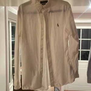 Ralp Lauren Skjorta  - Skick 9/10  Storlek Large men är Slim fit 
