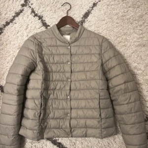 Vår jacka HM - Jätte fin jacka från hm! Nyskick ❤️❤️Sjukt liten i storleken! Är storlek 40 men passar typ 36/38 så det var ett felköp 😭