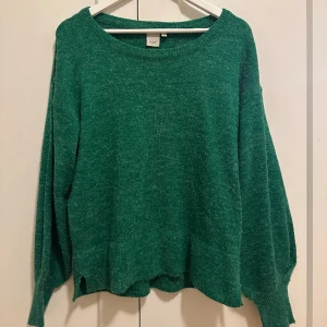 Grön stickad tröja  - Mysig grön stickad tröja. Från Ichi i storlek M. 💚