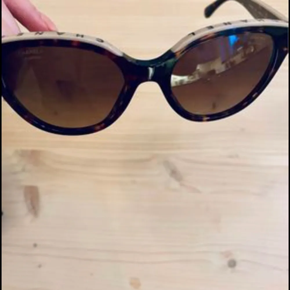 Säljer nya solglasögon från Chanel. Använt Max 5 gg. Nypris 4500 kr. . Accessoarer.