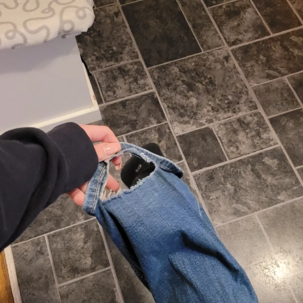 Säljer ett par blåa jeans från bershka, dom är lite trasiga vid foten och vid midjan men det är lätt lagat. Stl xs, lite långa för mig och jag är 165. Säljs för 100kr.☺️. Jeans & Byxor.