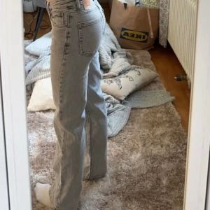Jeans - Bikbok  - Säljer dessa jeans från Bikbok.  Väldigt populära, men inte riktigt min stil.  De är endast använda 1 gång så i väldigt fint skick.  Nypris : 600kr 