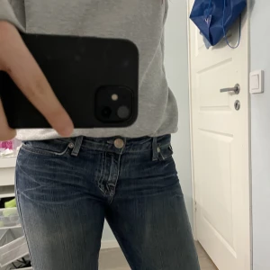 Victoria Beckham jeans - Lågmidjade super snygga Victoria Beckham jeans! Guldiga kronor på fickorna och i väldigt bra skick! De är i en rak modell och ganska så långa men de är enkelt att sy upp eller klippa av!! Kontakta vid någon fråga!!❤️❤️