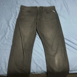 Svarta replay jeans  - Säljer dessa för ha inga kläder och matcha med de, använd en gång.