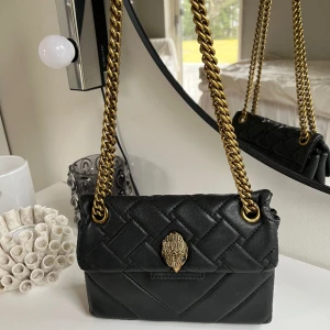 Kurt geiger  - Säljer en Kurt Geiger väska i storlek mini. Är i jätte fint skick och sparsamt andvänd. Ny pris 2500kr. Skriv för fler bilder eller frågor