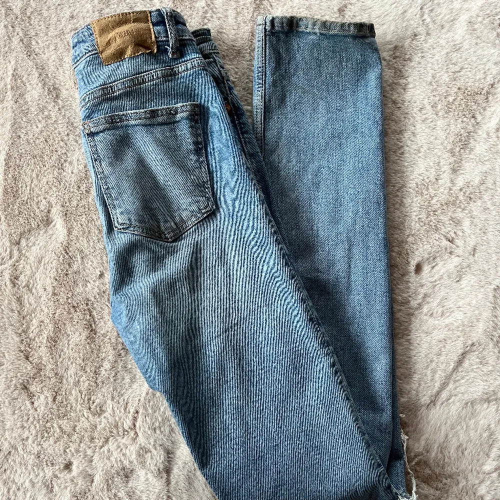 Super snygga zara jeans med slit och hål på knäna . Jeans & Byxor.