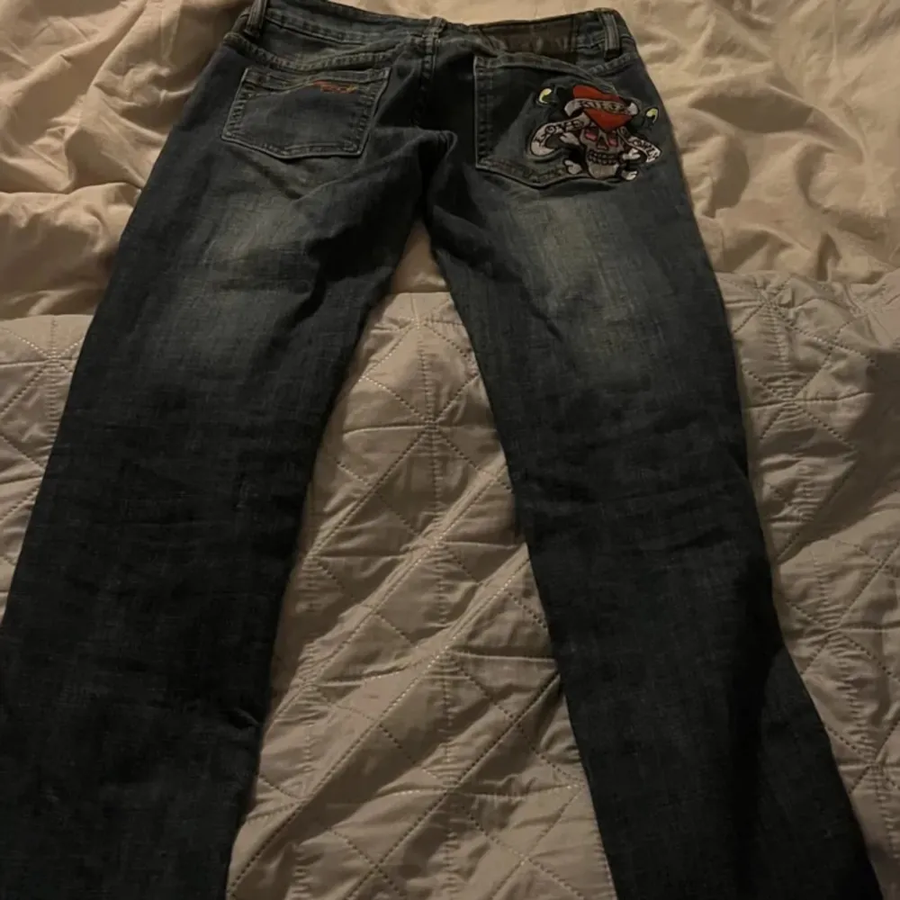 Säljer mina low waist Ed Hardy jeans i storlek 26 då de inte kommer till användning 😊 Skriv om du har någon fråga!💞. Jeans & Byxor.