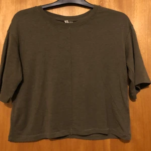 Kort tshirt  - Aldrig använd  Mjuk