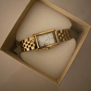 Säljer min fina mockberg klocka som köptes i Januari 2024💘💘”Timeless Grand Gold” Nypris: 1699kr (Pris får diskuteras)