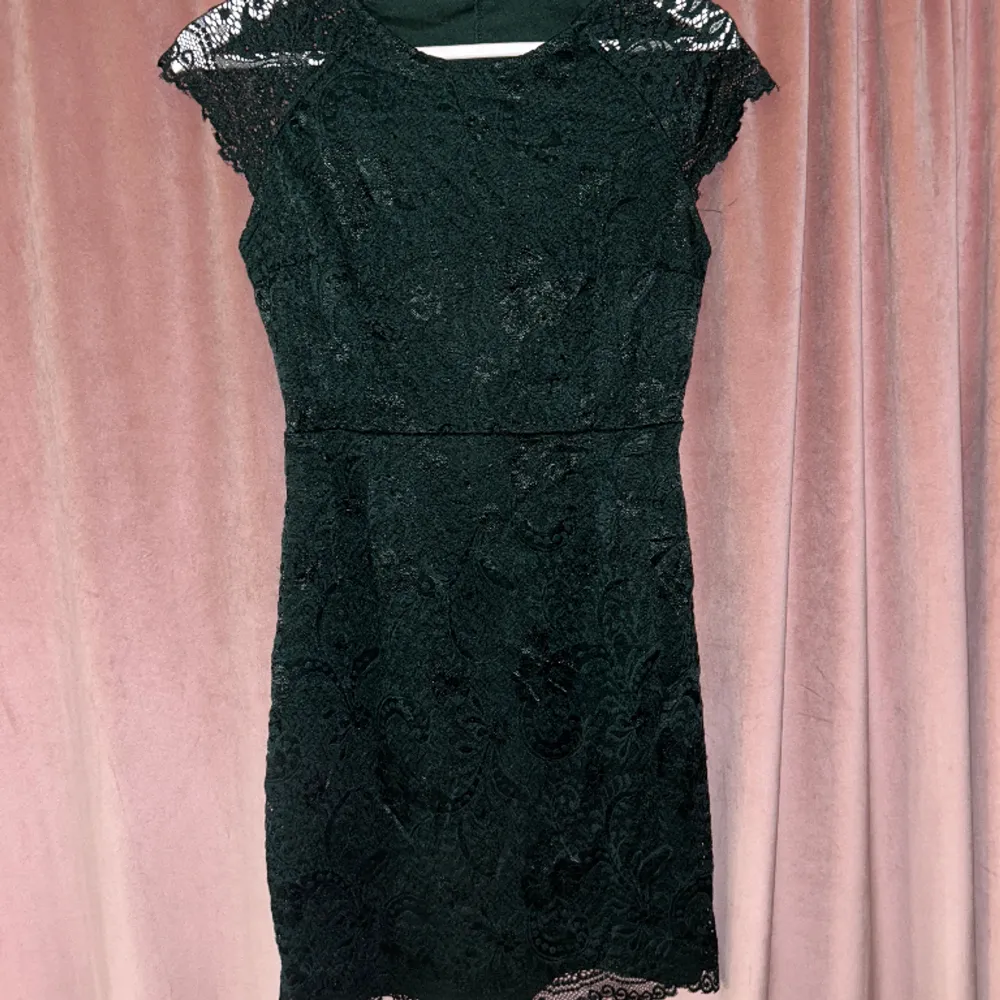 Grön klänning i spets. Använd endast 1 gång så den är i superbra skick💚🍾Storlek XS. Klänningar.