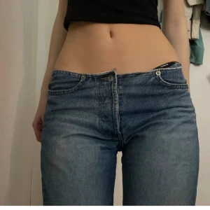 Lågmidjade jeans - Såååå snygga lågmidjade jeans som är avklippta högst upp. De har så smickrande passform och passar till allt. 