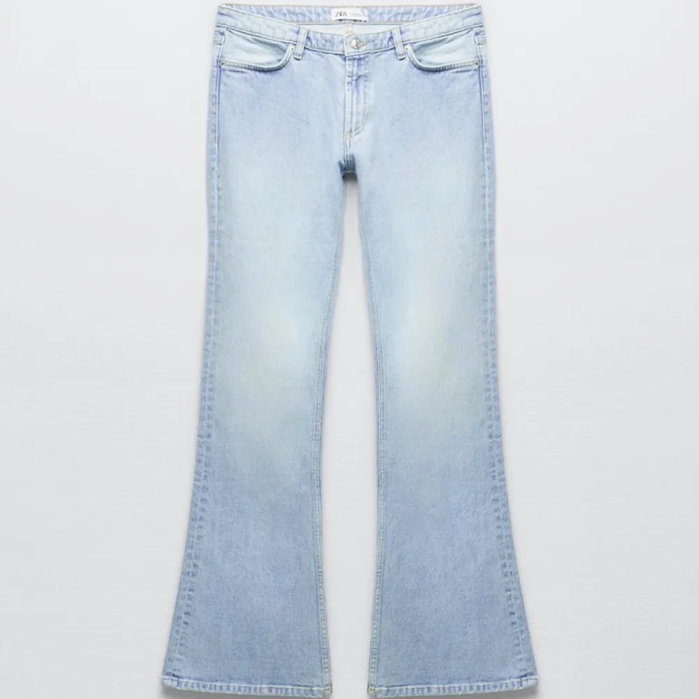 Säljer dessa zara jeans (jeans trf flare lowrise), helt slutsålda på hemsidan, superfina. Lite slitningar längst ner på benet (inget som man lägger märke till), kan skcika bild om de önskas😊. Jeans & Byxor.