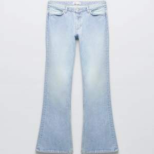 Säljer dessa zara jeans (jeans trf flare lowrise), helt slutsålda på hemsidan, superfina. Lite slitningar längst ner på benet (inget som man lägger märke till), kan skcika bild om de önskas😊