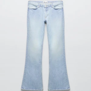 Jeans - Säljer dessa zara jeans (jeans trf flare lowrise), helt slutsålda på hemsidan, superfina. Lite slitningar längst ner på benet (inget som man lägger märke till), kan skcika bild om de önskas😊