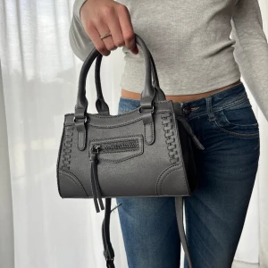 Handväska  - Grå handväska, gott skick. Fraktkostnad tillkommer.