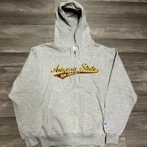 Champion Arizona State Zip Hoodie - Snygg champion Hoodie i storlek S! Bara att skriva om du undrar över något🙏