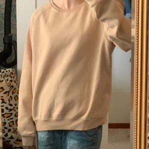 Sweatshirt - Beige-brun sweater i storlek s från lager 157☺️ bra och mjukt skick 🩷Om ni har frågor är det bara att fråga <3⭐️ 